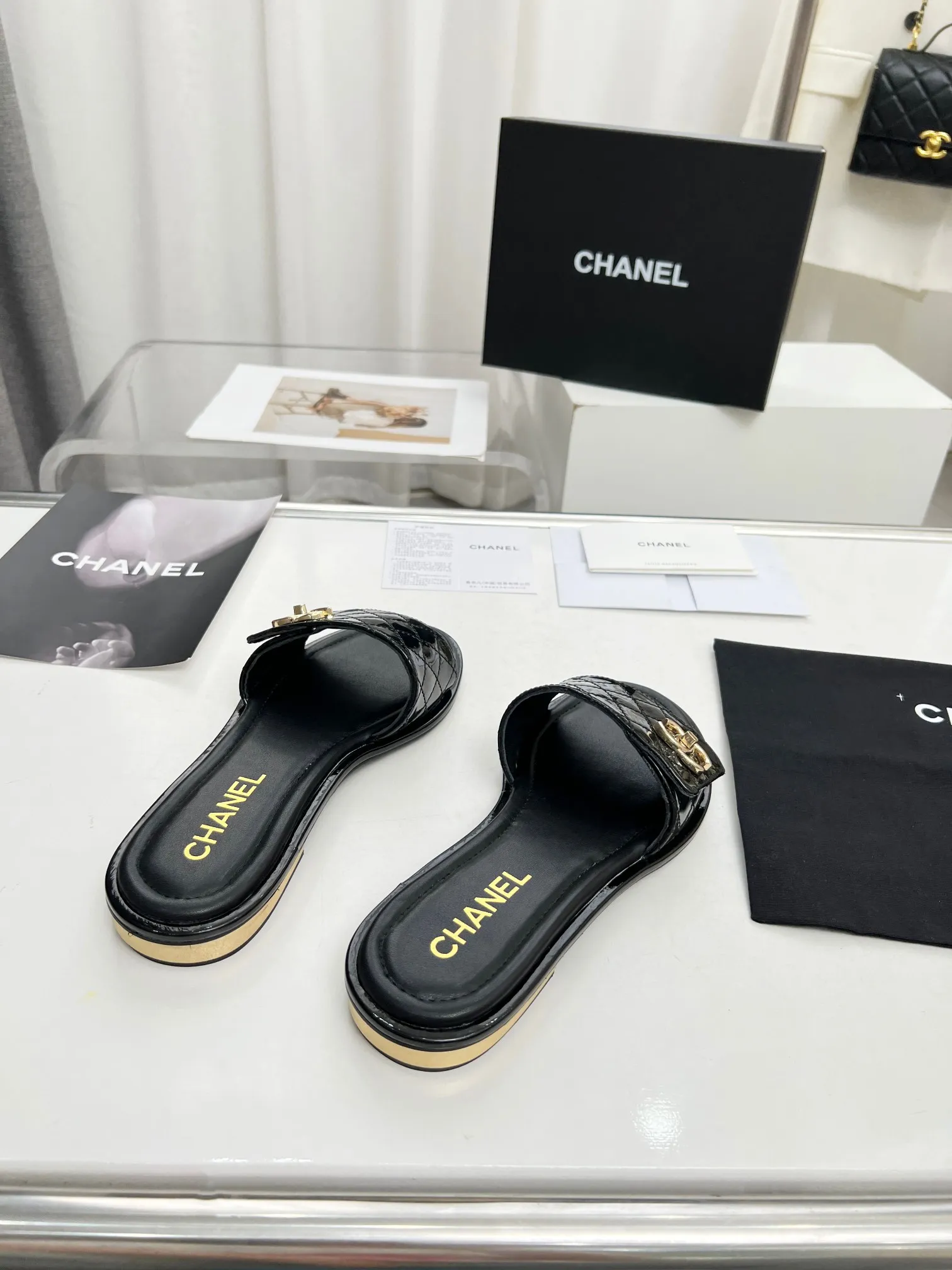 👟👟Ex-factory price 400👟👟 Genuine leather outsole Chanel24👟👟Ex-factory price Chanel 2024 spring and summer new Mier slippers, a summer must-have, goddess series, with the elegant and ladylike temperament of the Chan family, super durable and irresistible. The upper is made of original molded hardware buckles and electric embroidery, and the sheepskin lining is soft and comfortable. 🇮🇹 ▪️Size: 35-41